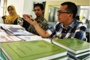 Ketua STIKKU, Asep Sufyan Ramadhy saat audit mutu internal. 